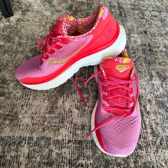 Saucony Women’s Triumph 18 'Galentine's Day' Hot Pink/Red
size 8.5 - Picture 10 of 12